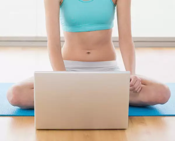 Estos son cuatro ejercicios para iniciarte en el mundo del yoga 
