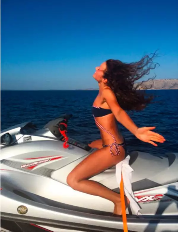 Además de poseer una gran fortuna, Alexa tiene un cuerpo de envidia.