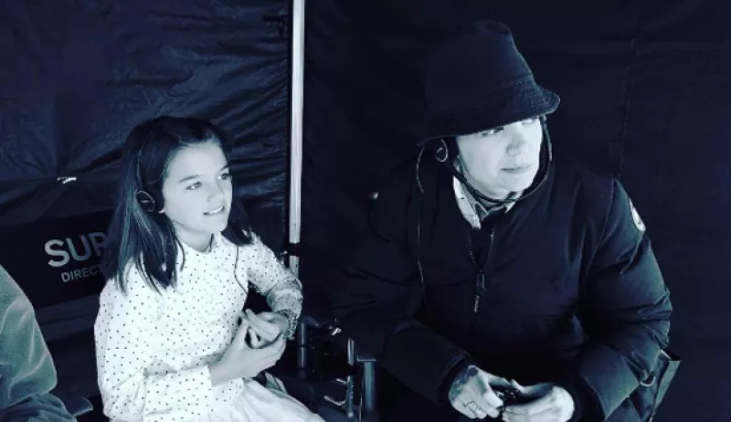 La actriz publicó tiernas fotografías durante la fiesta sorpresa que se le realizó a su mamá, Kathleen Holmes.