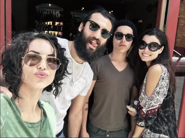 La actriz junto a su esposo Kenneth Sigman, su hijo Sergio y su ex nuera Natália Subtil.