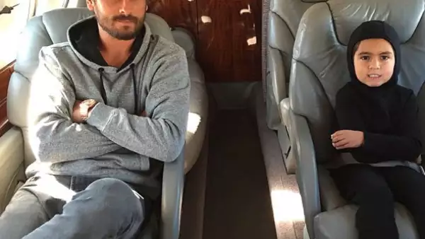 Ahora que el ex de Kourtney Kardashian ha salido de rehabilitación, aprovecha los días para pasear con su hijo mayor en un jet privado.