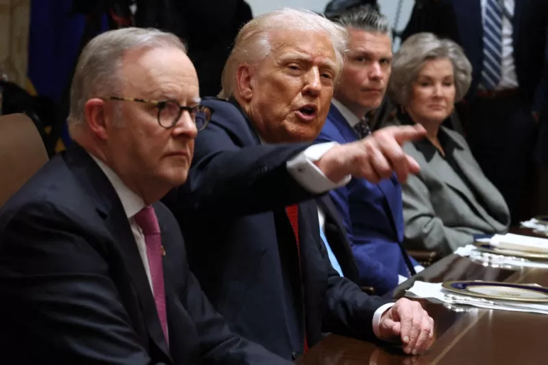 El presidente de los Estados Unidos, Donald Trump, llama a los reporteros durante una reunión con el primer ministro de Australia Anthony Albanese (IZ), el Secretario de Guerra Pete Hegseth y la Jefa de Estado Mayor de la Casa Blanca, Susie Wiles, durante una reunión bilateral en la Sala del Gabinete de la Casa Blanca el 20 de octubre de 2025 en Washington, DC.