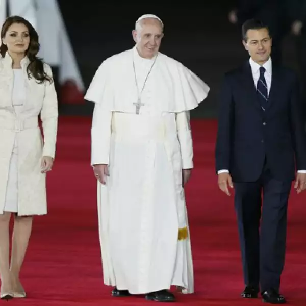 Rivera y Peña acompañaron al papa hacia el papamóvil, en el que recorrerá 19 kilómetros hacia su lugar de hospedaje.