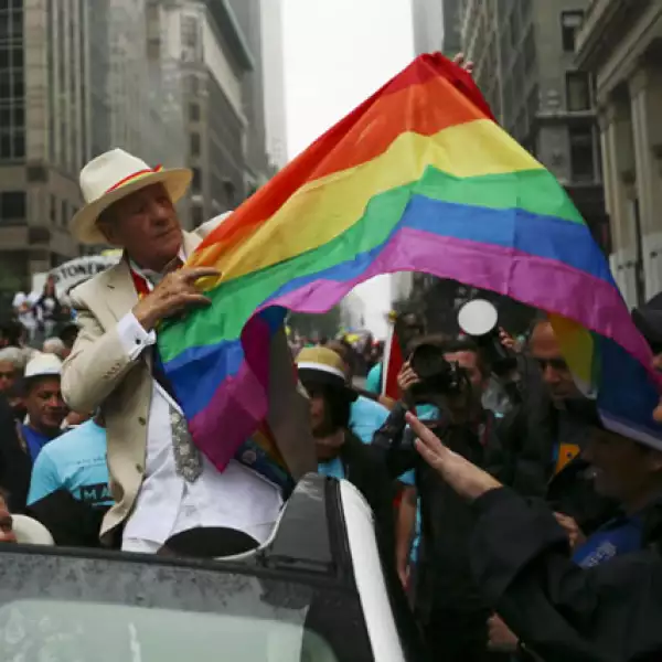 Para el inglés resultó imposible contener su alegría por la legalización del matrimonio gay en Estados Unidos.