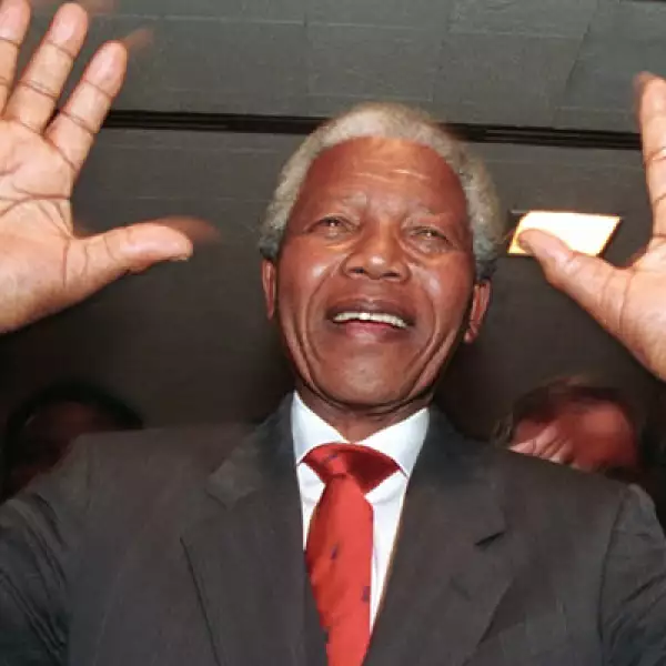 "Cuando finalmente atravesé esas puertas (...) sentí que mi vida comenzada de nuevo incluso a la edad de 71 años. Mis 10.000 días de prisión habían finalmente terminado", escribió Mandela tras su liberación el 11 de febrero de 1990.