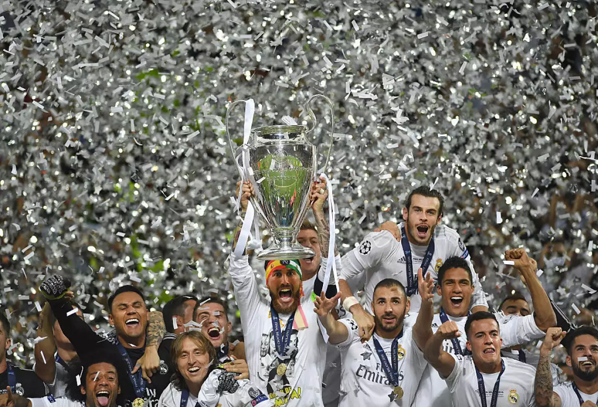 Foto de Sergio Ramos sosteniendo la copa de la Champions League que ganaron contra el Atlético de Madrid en mayo de 2016
