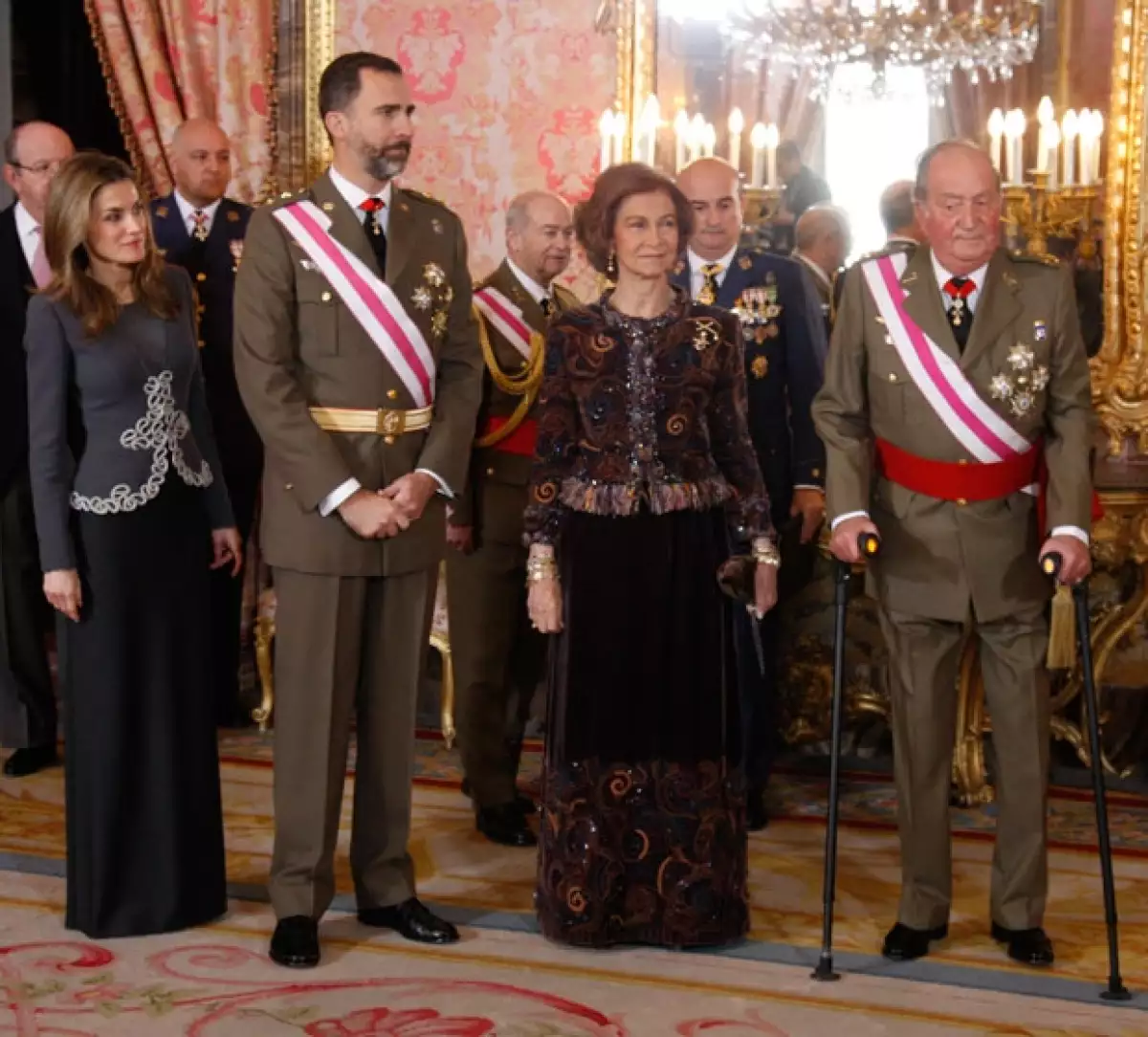 El rey de España ha decidido asignar un sueldo fijo a partir de 2014 a la reina y a la princesa de Asturias como ocurre con el príncipe Felipe, informó hoy un portavoz de la Casa real española.