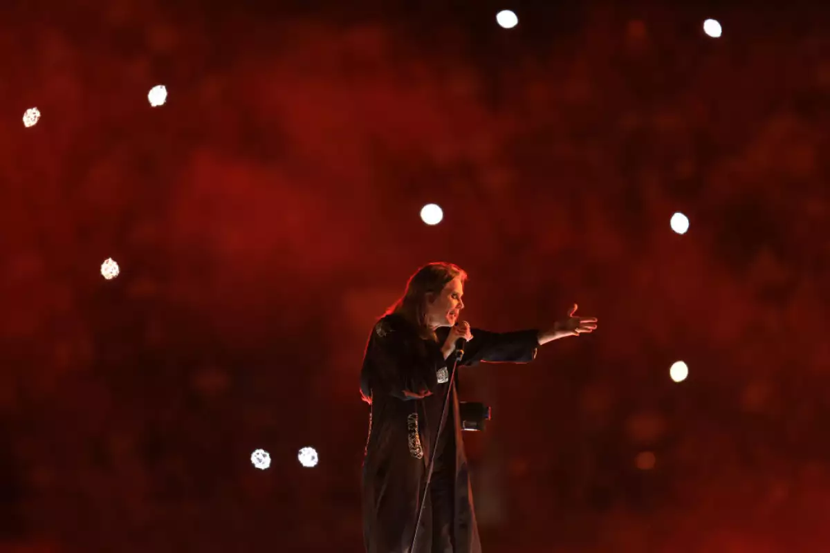 Foto de Ozzy Osbourne con los brazos abiertos en un escenario durante un concierto de Black Sabbath