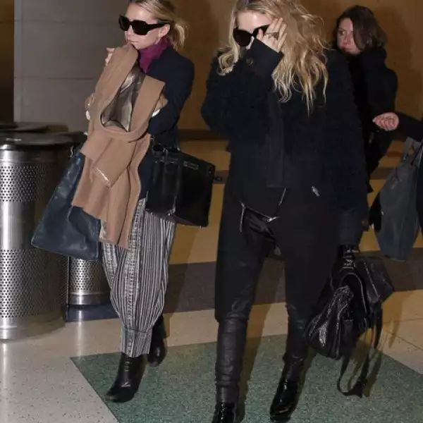 Las gemelas Mary-Kate y Ashley Olsen llaman la atención porque siempre están al último grito de la moda. En el aeropuerto JFK de Nueva York prefirieron no quitarse los lentes de sol...