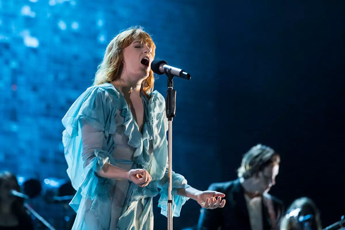 "Oh! Darling" - Florence And The Machine: La canción normal es muy buena y afortunadamente este cover está al nivel.