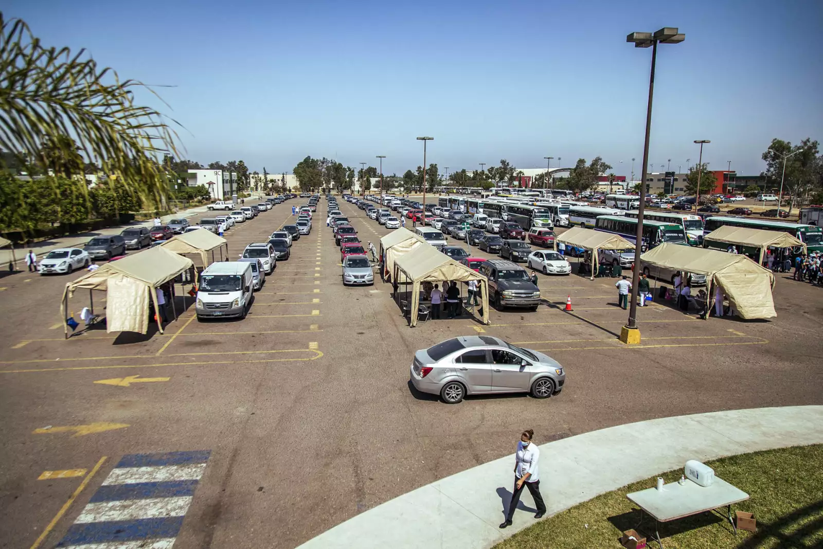 Los mexicanos acuden a centros de vacunación a bordo de sus autos 