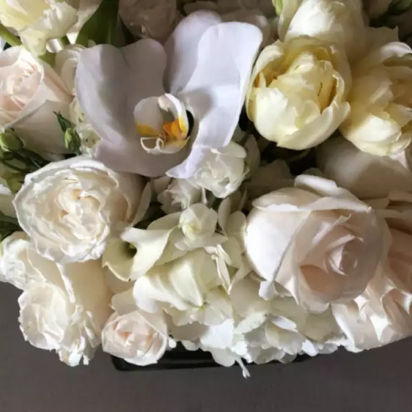 Kim Kardashian recibió decenas de flores por su cumple 37