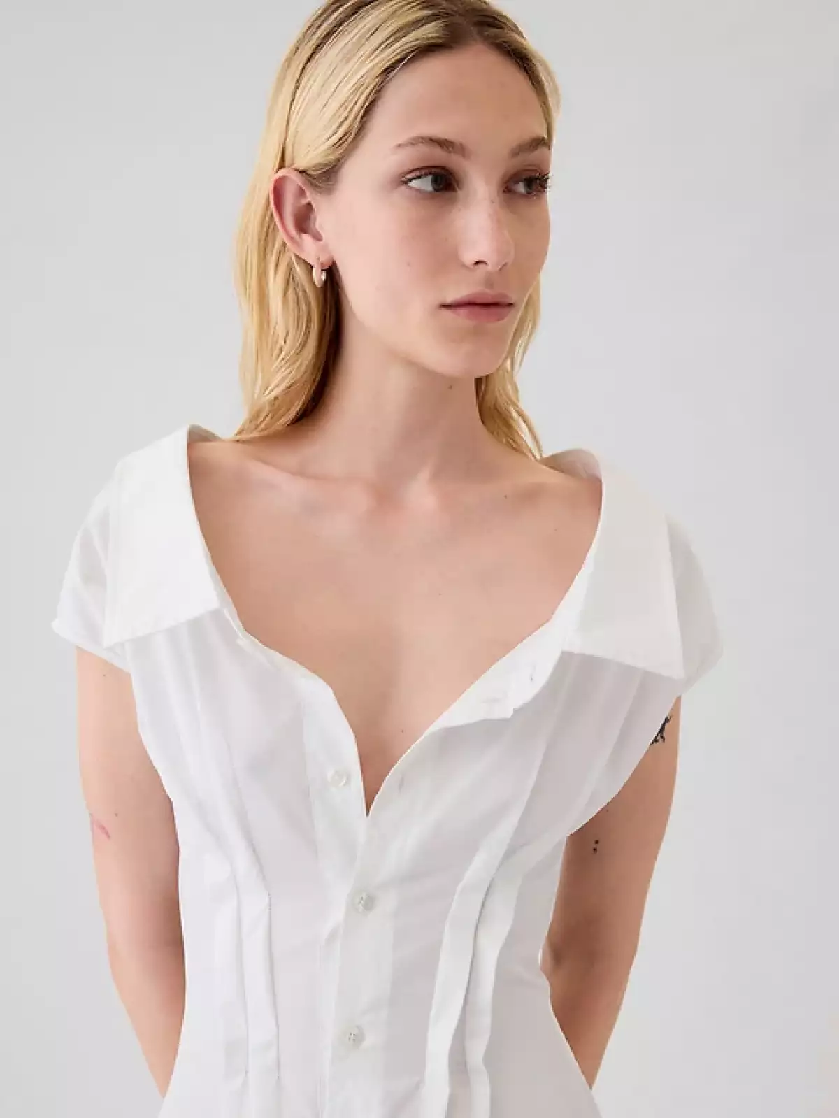 El vestido camisero blanco de Anne Hathaway ya está disponible en GAP