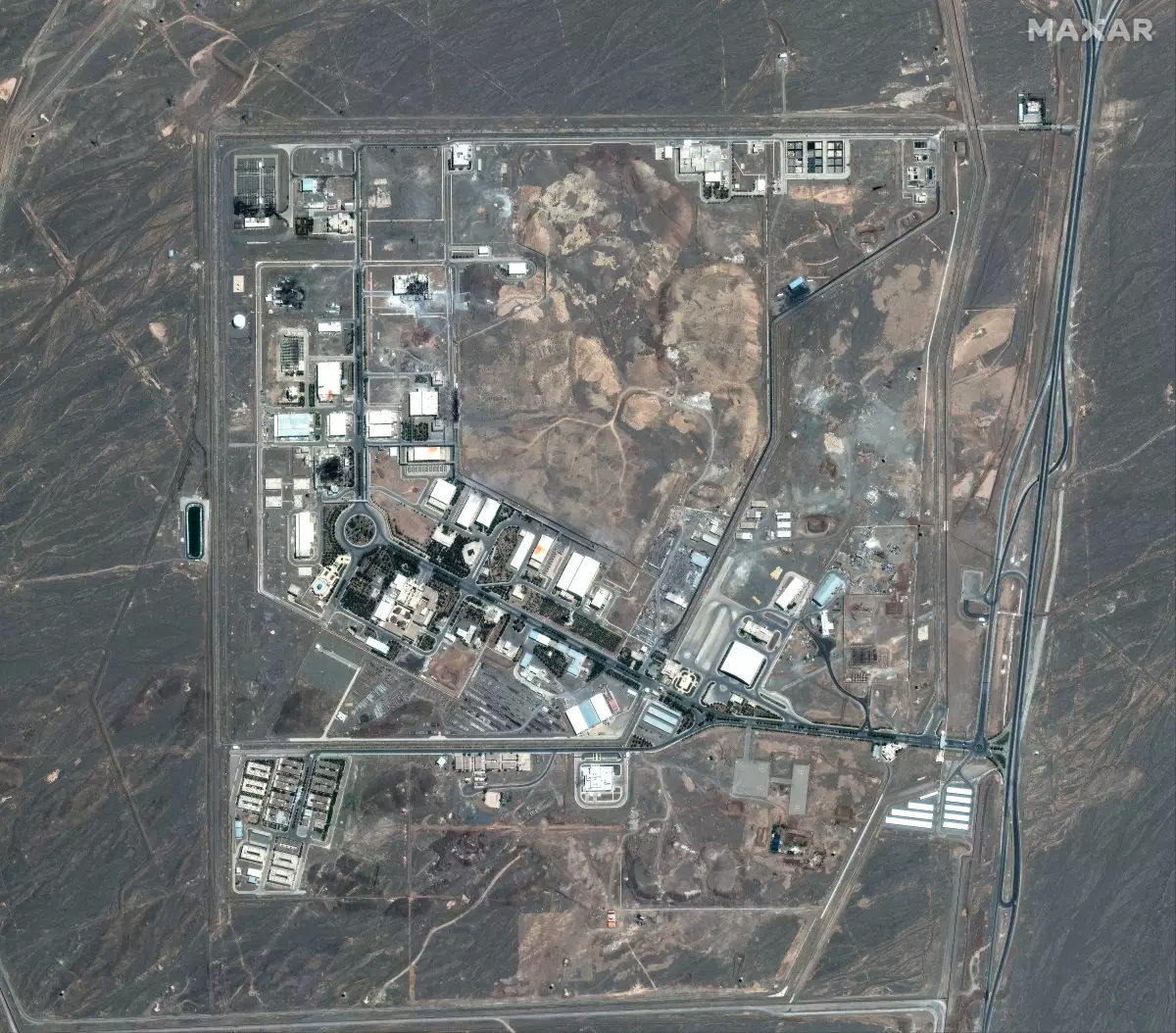 Una imagen de satélite muestra la instalación nuclear de Natanz en Irán después de un ataque aéreo en Irán en esta imagen de folleto fechada el 15 de junio de 2025. Maxar Technologies/Manual a través de REUTERS (Imagen principal del artículo web "Por qué Israel no puede destruir por completo el programa nuclear de Irán"). 