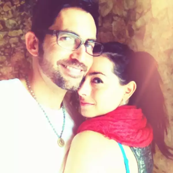 Claudia Lizaldi y Eamonn Sean Kneeland en Mayapánn