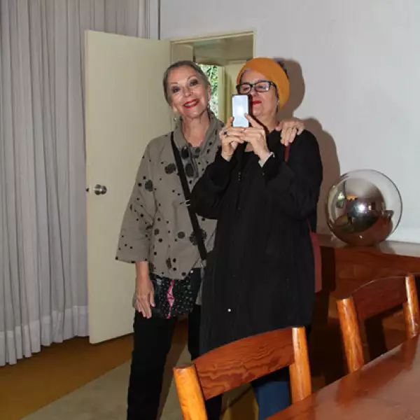 Jessica Moyal de la Galería Yam y Elena del Rivero