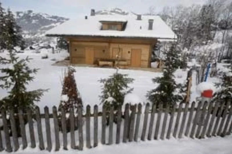 El director de cine fue trasladado esta noche a un lugar secreto antes de ser conducido a su chalet de Gstaad, llamado la Vía Láctea.