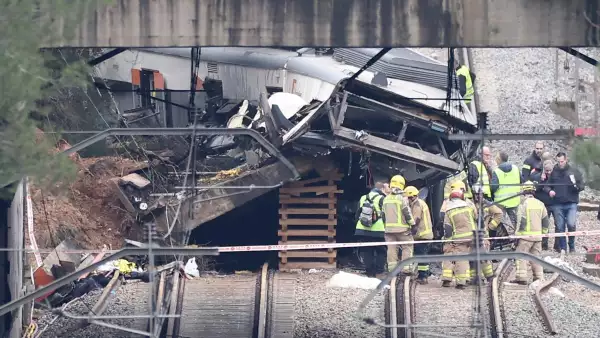 Una foto tomada el 21 de enero de 2026 muestra un tren de servicio regional la mañana después de chocar con una pared derrumbada (L), matando a una persona e hiriendo gravemente a cinco, entre Sant Sadurni d'Anoia y Gelida, cerca de Barcelona