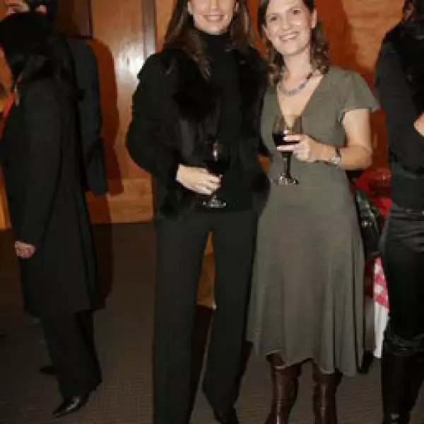 Sara Muñain, Gabriela Gómez