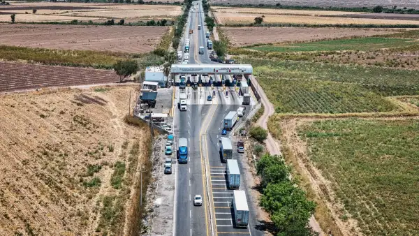 Una caseta de cobro en una autopista en México