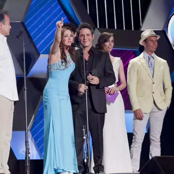Sherlyn entregó uno de los premios a Alejandro Sanz.