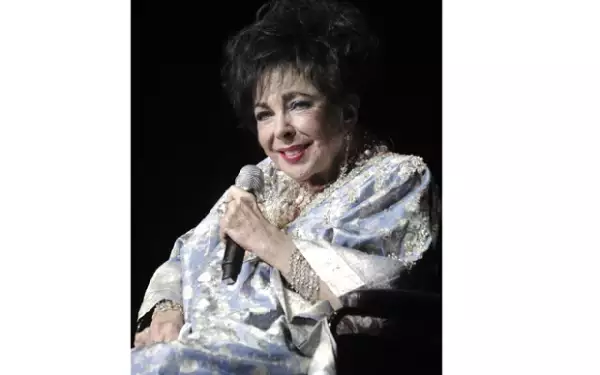 Liz Taylor, estaba en la lista de Chapman, pero prefirió a Lennon por ser el más accesible.