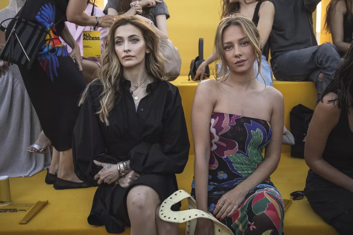 El desaire de Paris Jackson a Ester Expósito en el desfile de Desigual 