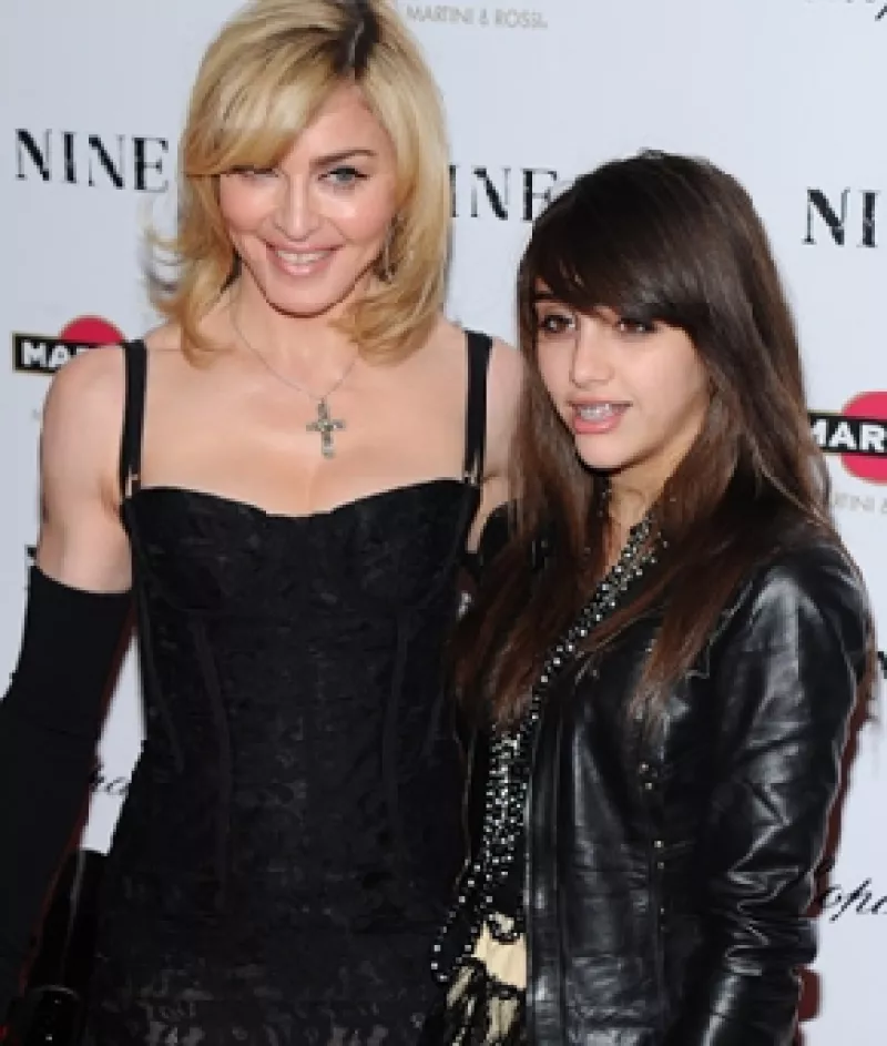 La cantante y Lourdes María se juntaron para diseñar una línea de ropa para chicas, la cual se comenzará a vender a finales de 2010 en Macy’s.