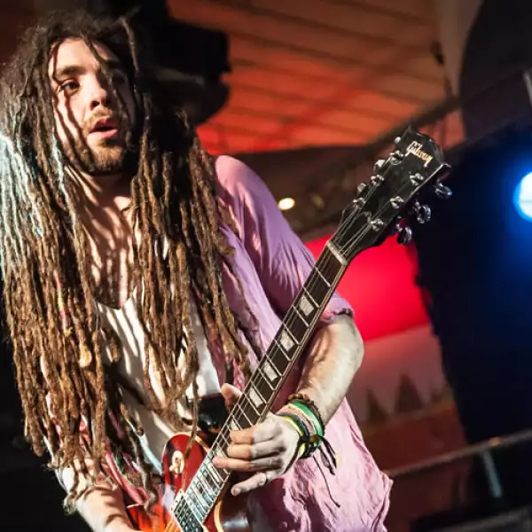 ¿Eres un rockstar? ¿No? Entonces despídete de las rastas.