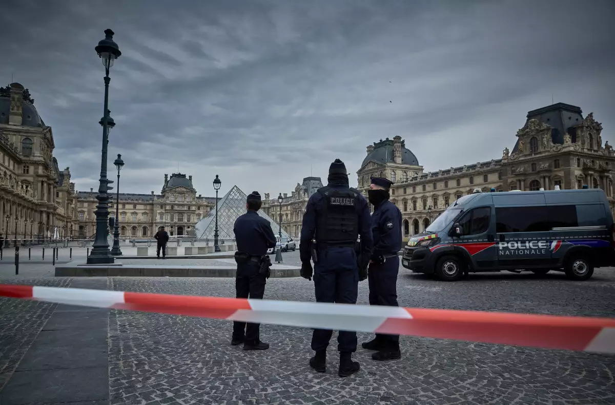  robo en museo París, corona de la emperatriz Eugenia, patrimonio francés, crimen en París.