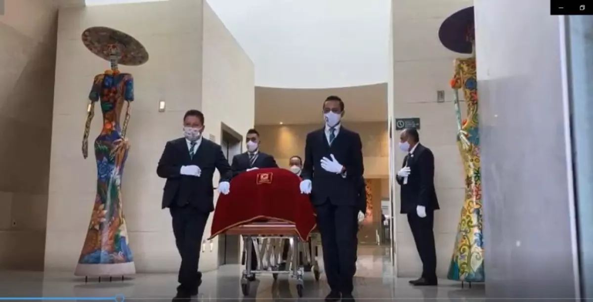 Los restos del expresidente Luis Echeverría son trasladados por personal funerario, sin protocolo de Estado. Tomado de @alfrodotv