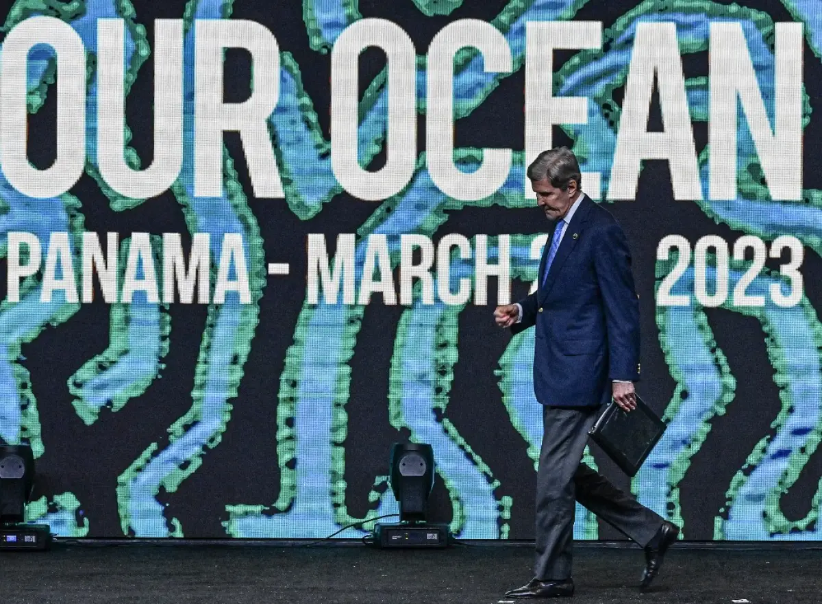 El Enviado Presidencial Especial de Estados Unidos para el Clima, John Kerry, llega para pronunciar un discurso el día inaugural de la Conferencia Our Ocean en el Centro de Convenciones de Panamá en la Ciudad de Panamá el 2 de marzo de 2023. - Los líderes se reúnen en Panamá para discutir los océanos del mundo y el múltiples amenazas a las que se enfrentan, desde el cambio climático y la contaminación hasta la sobrepesca y la minería. Se espera que alrededor de 600 funcionarios gubernamentales, empresarios, activistas ambientales y académicos se codeen en la conferencia de dos días Our Ocean en el país centroamericano.