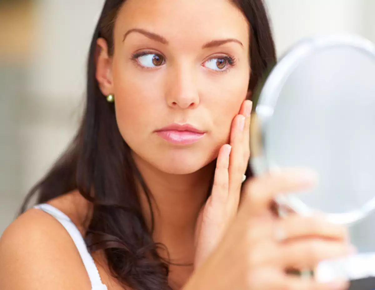 Sin darte cuenta, hay cosas que haces día a día que lastiman tu piel. Estos hábitos están causando erupciones y hasta arrugas. Te ayudamos a evitarlo.