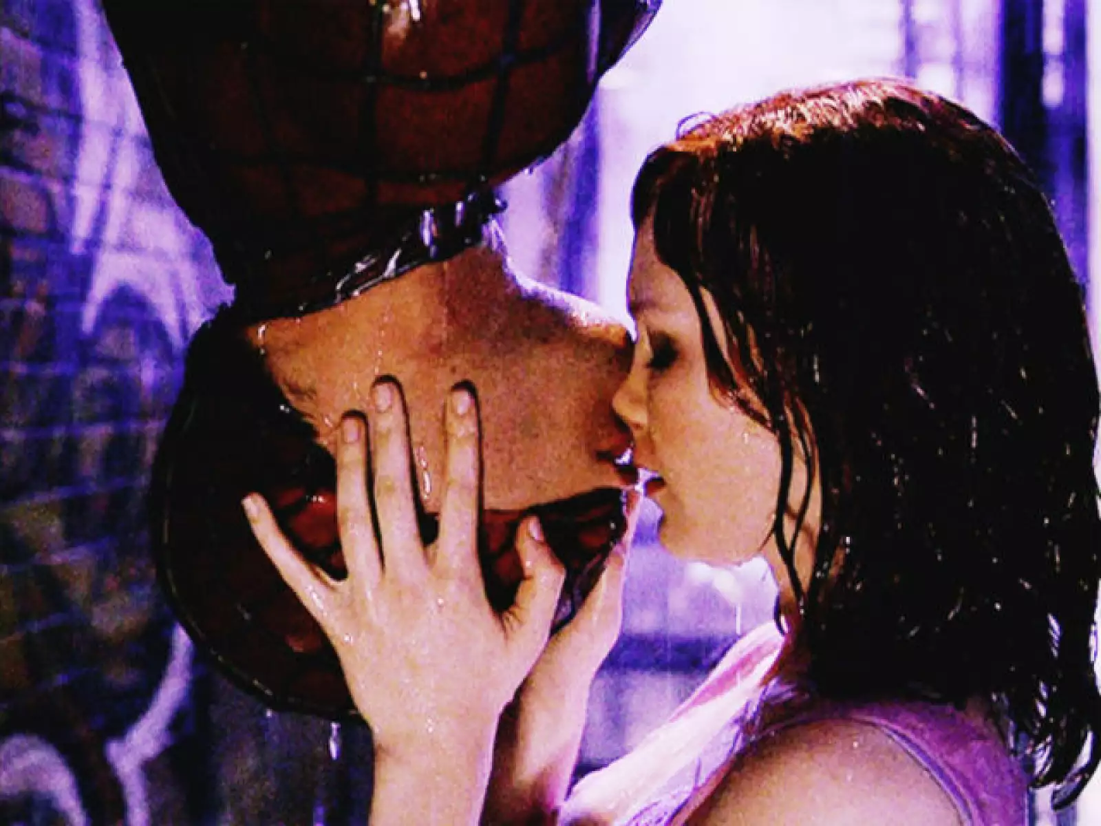 Si de besos heróicos se trata, Tobey Maguire y Kirsten Dunst protagonizaron un particular beso en Spider Man de 2002.