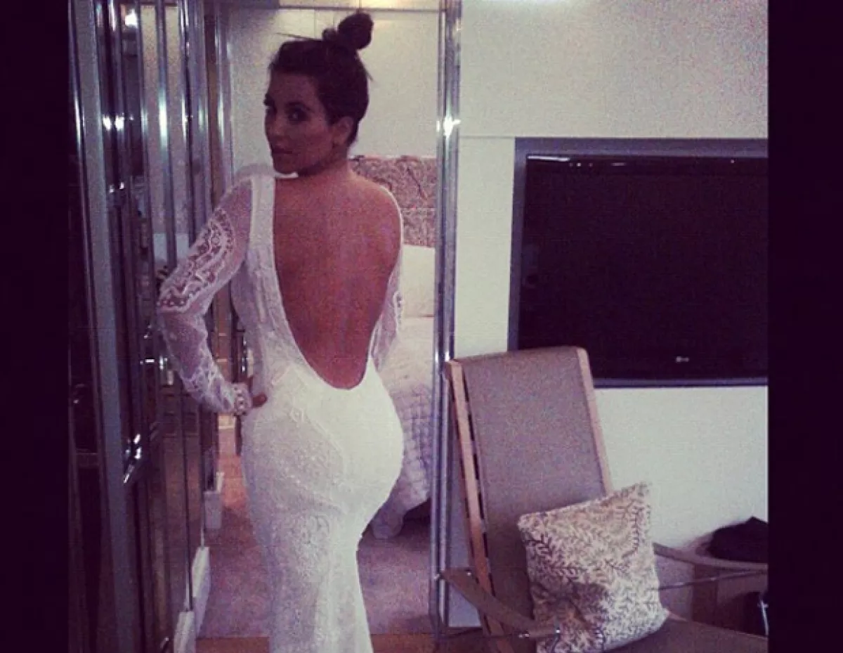 Kim se probó un vestido de novia y presumió su cuerpo en el 2012.