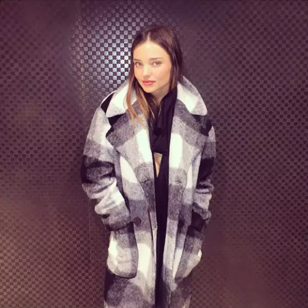 Miranda Kerr luce impecable en cualquier época, pero para esta temporada eigió un abrigo de 7 For All Mankind.