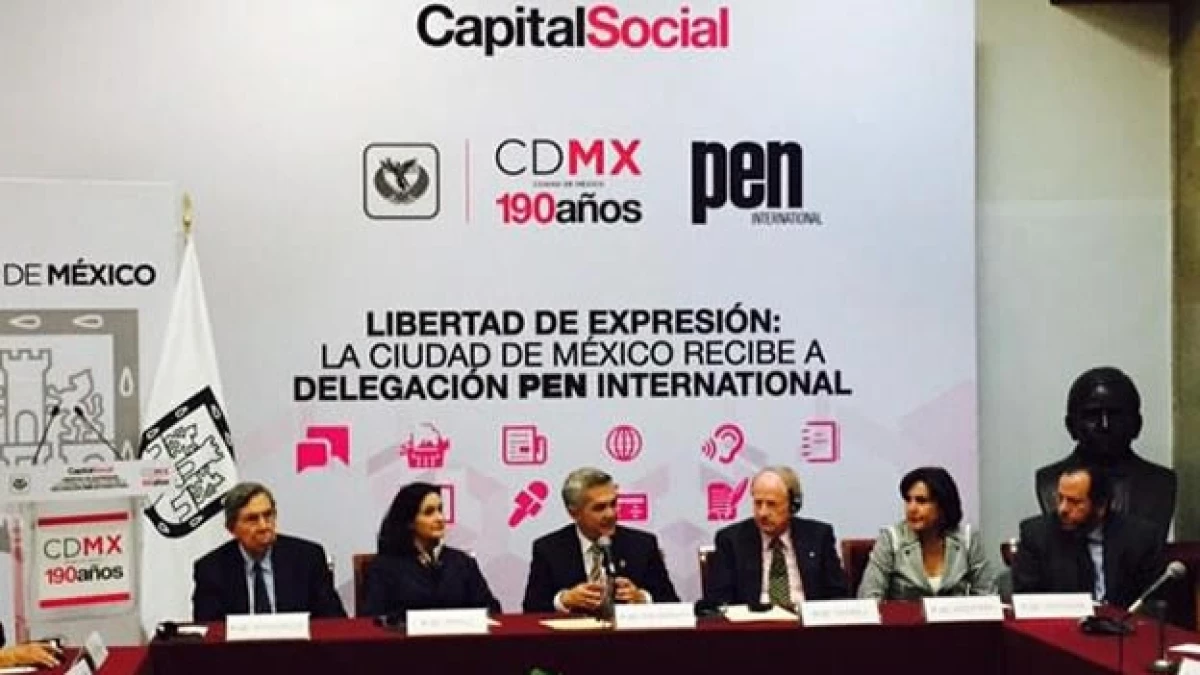 El jefe de gobierno del Distrito Federal Miguel Ángel Mancera (centro) dijo que propondrá mecanismos para proteger a periodistas