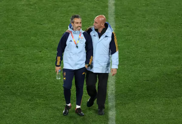 Luis Rubiales (derecha) y Jorge Vilda (izquierda) dirigían la selección femenil de futbol de España y fueron cesados.