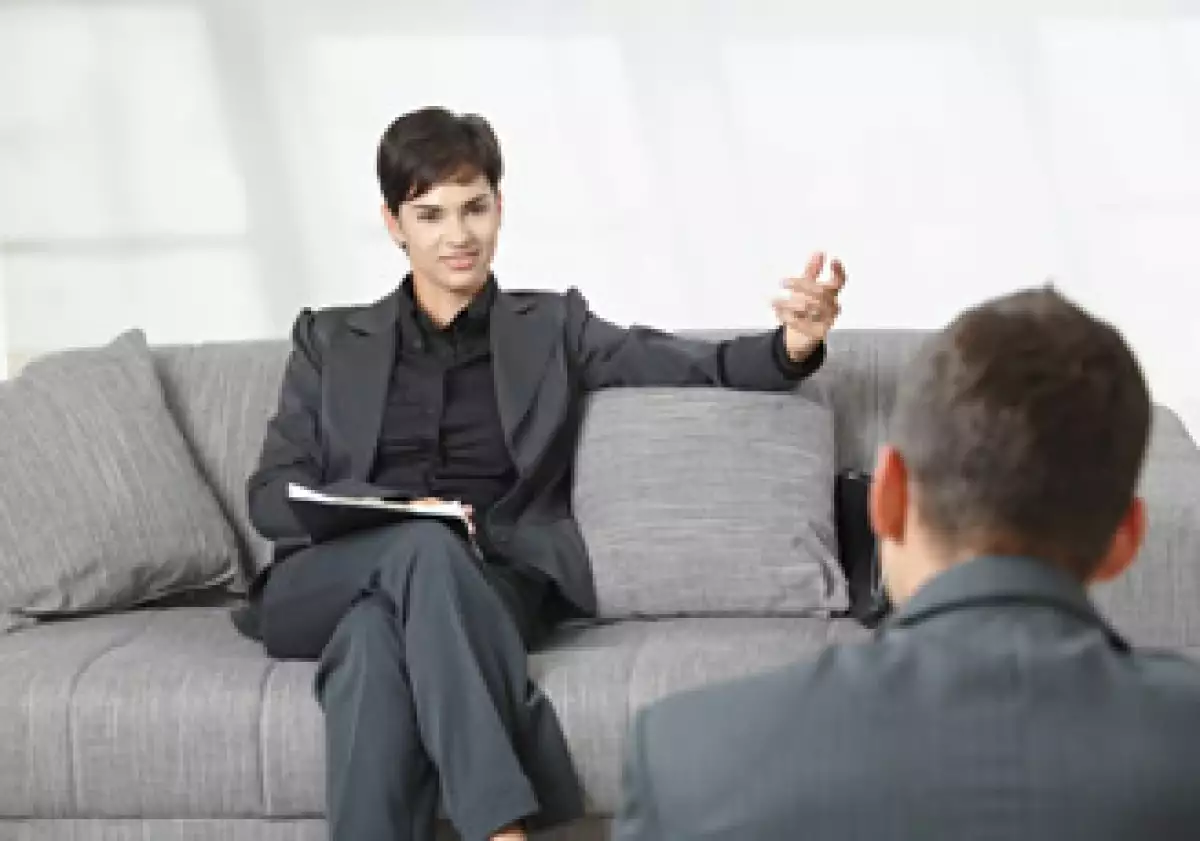Al asistir a una entrevista de trabajo, los hombres deben vestir traje y las mujeres, en su caso, evitar el exceso de maquillaje. (Foto: Photos to go)