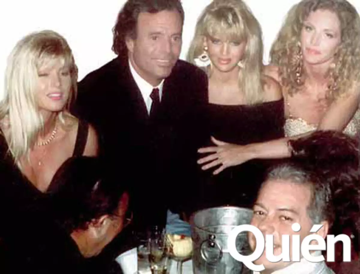 Julio Iglesias con un grupo de amigas.
