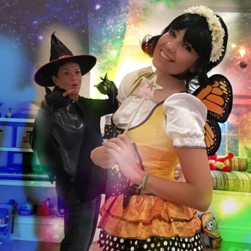 Como buenas BFF’s, las artistas jugaron y festejaron mostrando sus particulares disfraces días antes del día de brujas; las acompañaron los hijos de Thalía.