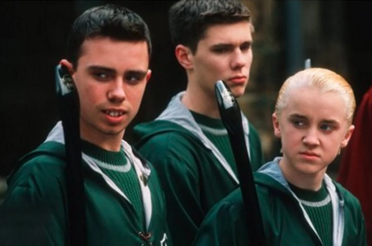 Jamie Lee Yeates, quien diera vida a Marcus Flint, amigo de Draco y uno de los que le hacía la vida imposible a Ron, ahora se ve completamente diferente a ese niño con dientes chuecos y salidos.