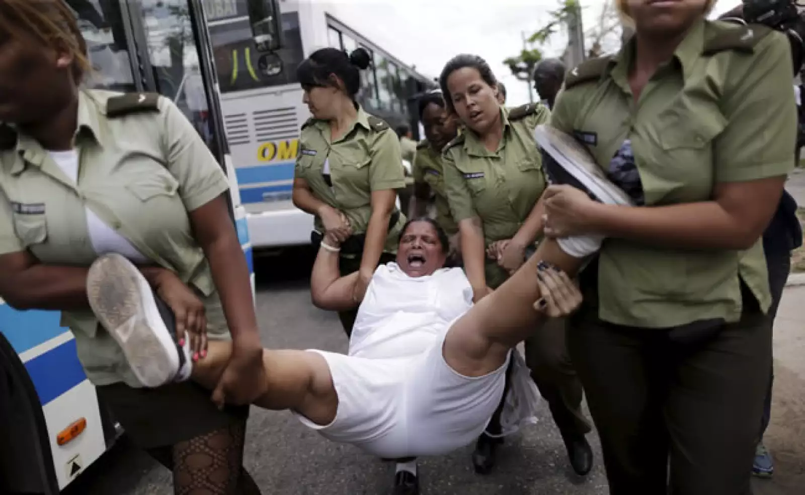 La marcha semanal del grupo disidente Las Damas de Blanco fue objeto de detenciones, horas antes de la llegada de Obama