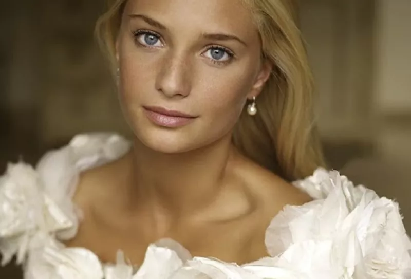 Todo en el mundo se torna hacia lo natural y el ámbito de novias no es la excepción. Esto es lo nuevo en maquillaje este año.