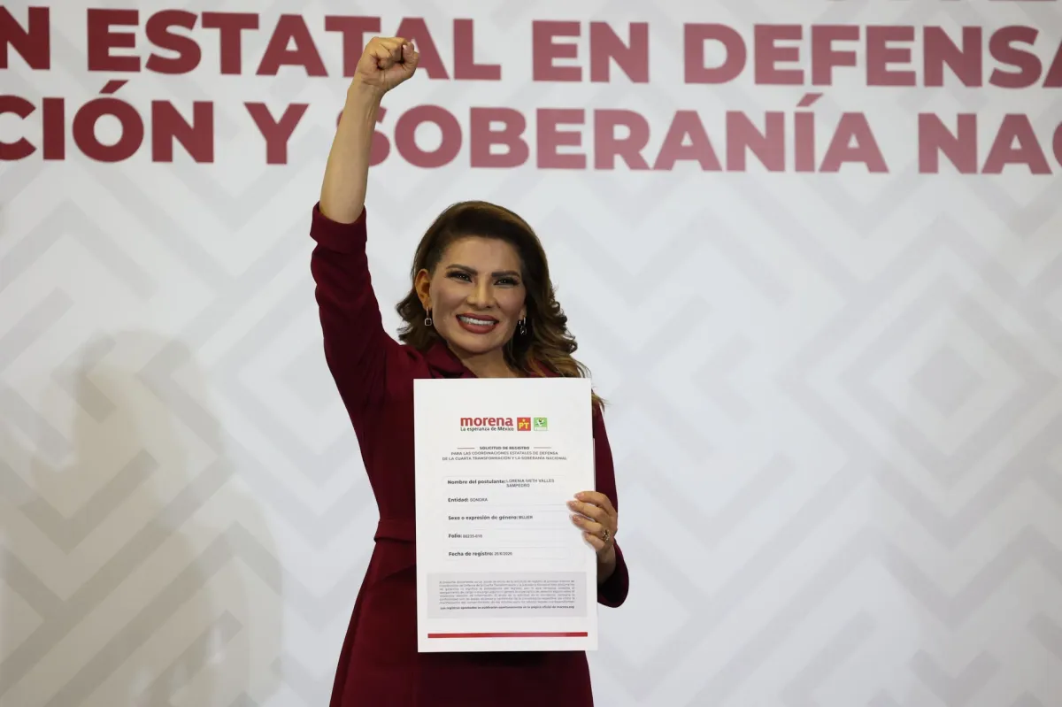 Lorenia Valles levanta el puño y muestra su constancia como nueva coordinadora de Morena en Sonora.