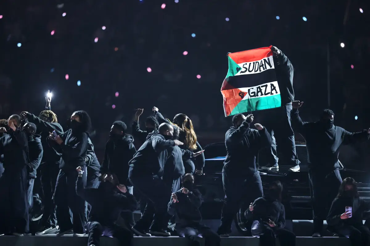 Un manifestante sostienen una bandera durante el Apple Music Super Bowl LIX Halftime Show en el Caesars Superdome el 09 de febrero de 2025 en Nueva Orleans, Luisiana.