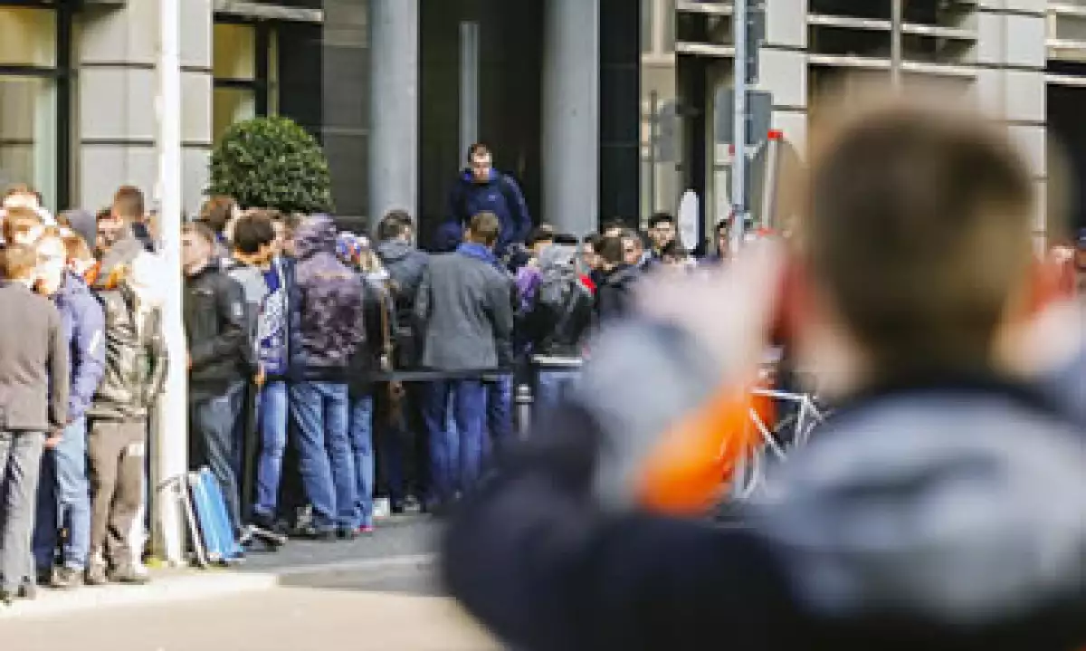 Clientes en Berlín esperaban la apertura de una tienda para comprar el reloj. (Foto: Reuters )