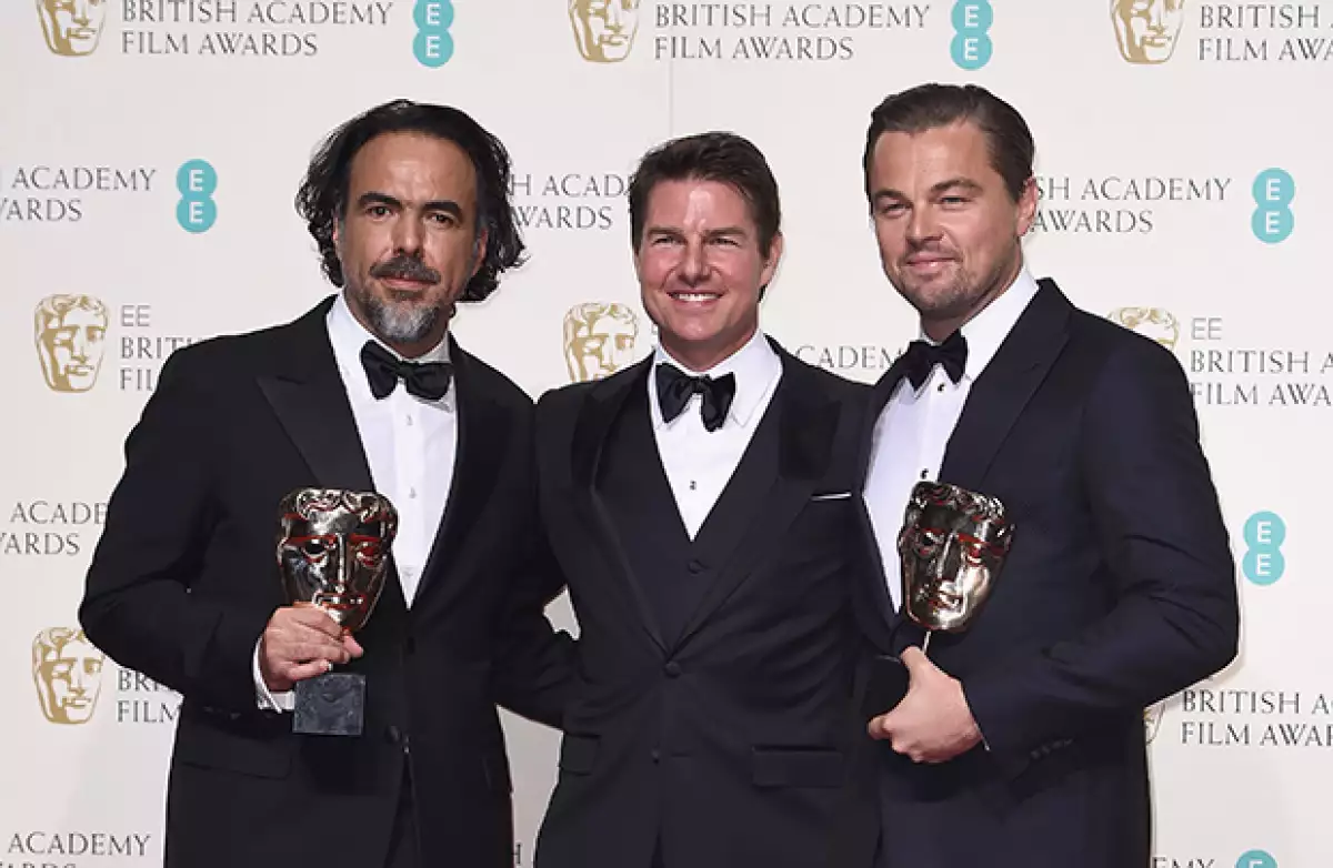 El actor posó con Alejandro González Iñárritu y Leonardo DiCaprio como ganadores de la categoría Best Film.