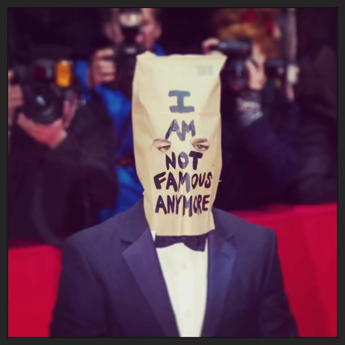 El actor acudió al Festival de Cine de Berlín cubierto con una bolsa que decía "Ya no soy famoso".