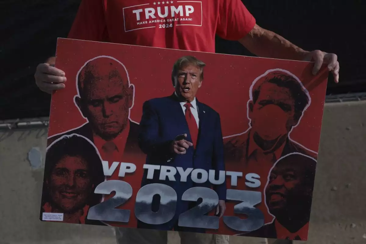 Partidarios del candidato presidencial republicano ex EE. UU. El presidente Donald Trump lleva carteles alrededor del Foro Fiserv el 23 de agosto de 2023 en Milwaukee, Wisconsin. Esta noche, ocho aspirantes presidenciales republicanos se enfrentarán en el primer debate republicano, pero Trump ha elegido no participar en el debate.